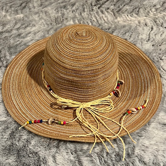 Straw beach hat - Picture 1 of 3